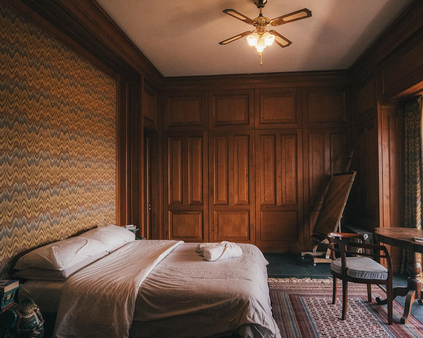 Warm wood-panelled bedroom at Casa YUVI
