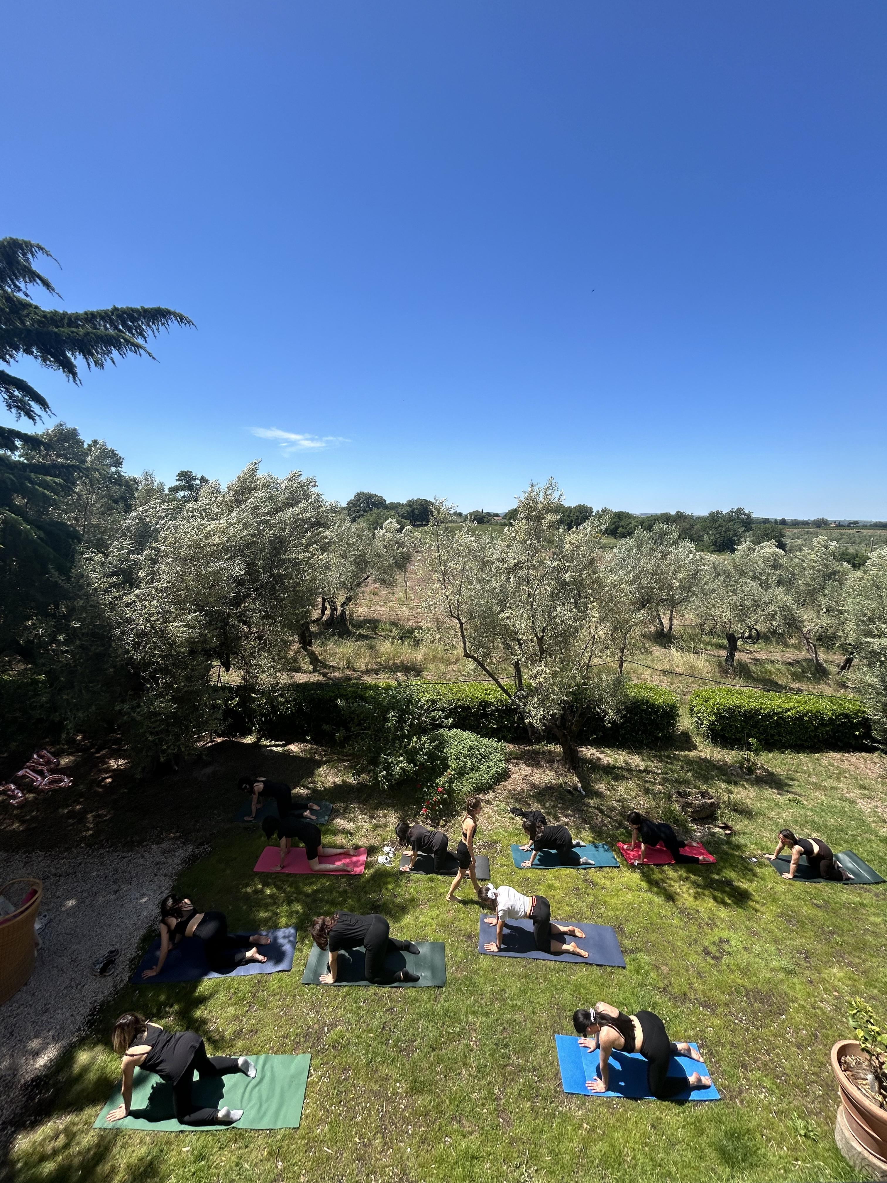 Area yoga all'aperto a Casa YUVI